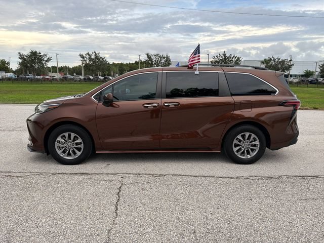 Used 2022 Toyota Sienna XLE FWD image 4
