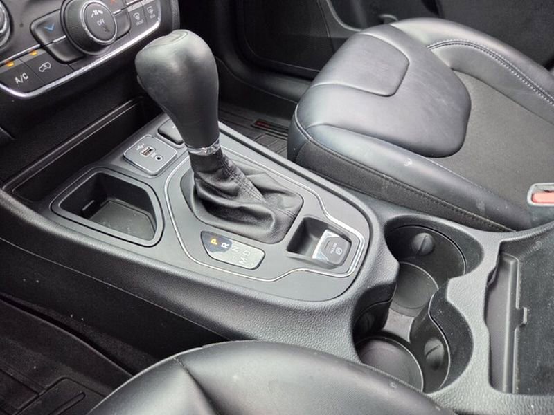 Used 2019 Jeep Cherokee Latitude Plus FWD image 28