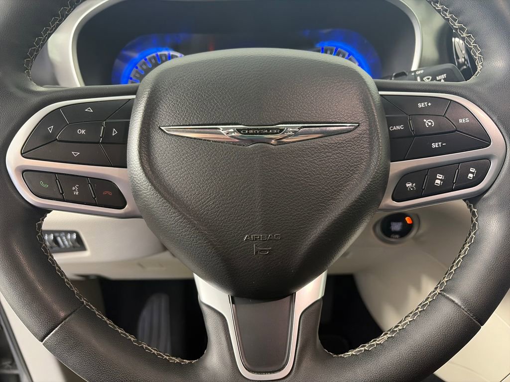 Used 2022 Chrysler Pacifica Touring-L FWD image 15