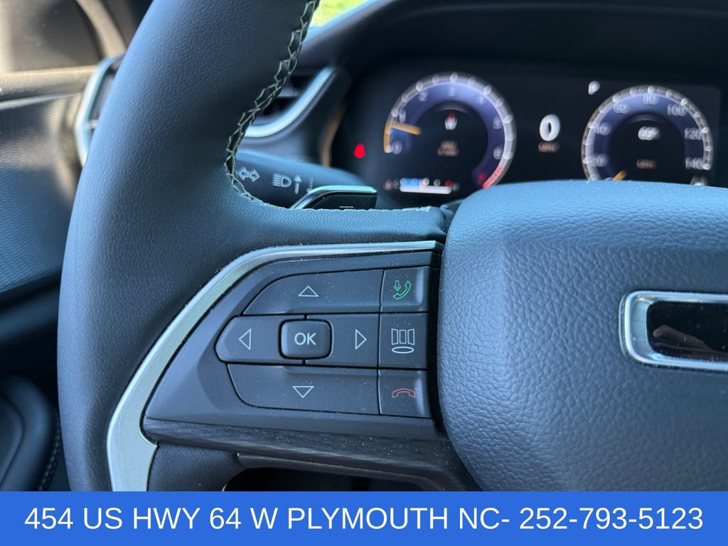 Used 2025 Jeep Grand Cherokee Altitude AWD/4WD image 17