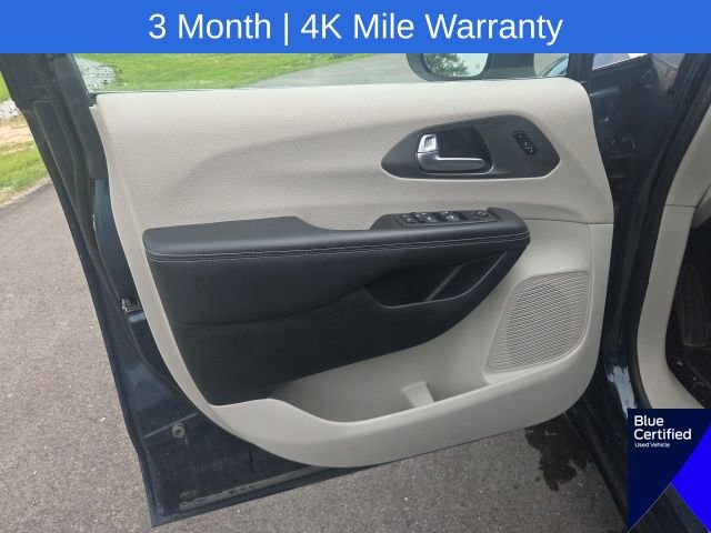 Used 2023 Chrysler Pacifica Touring-L FWD image 29
