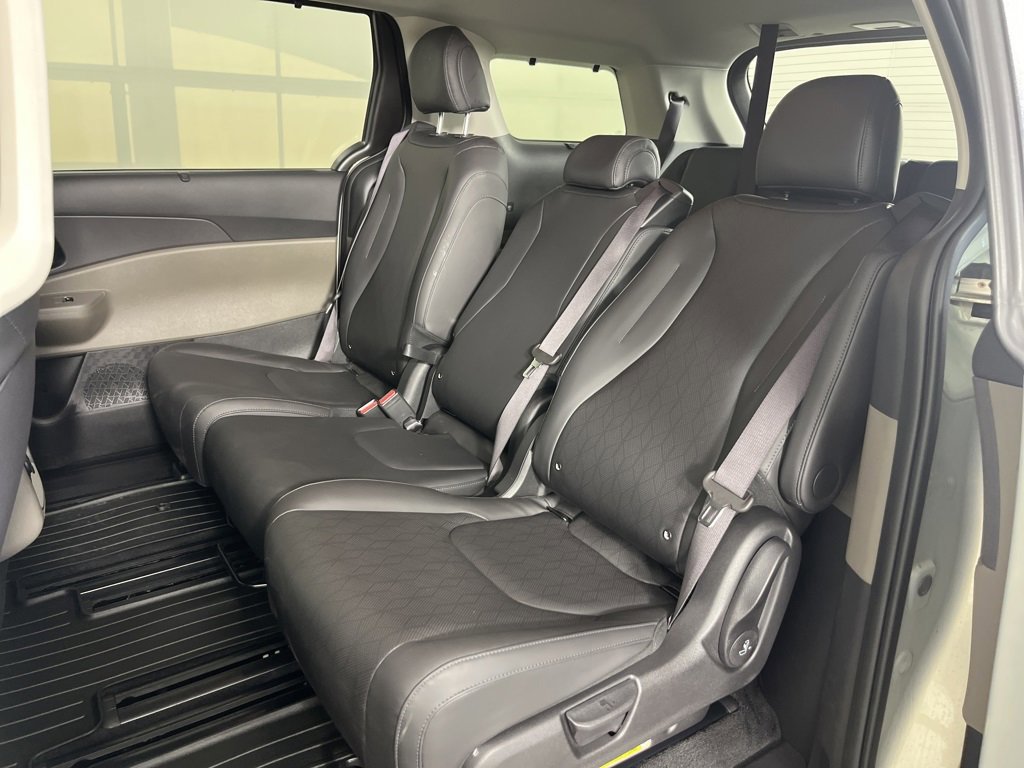 Used 2025 Kia Carnival EX image 12