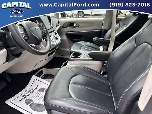 Used 2024 Chrysler Pacifica Touring-L FWD image 19
