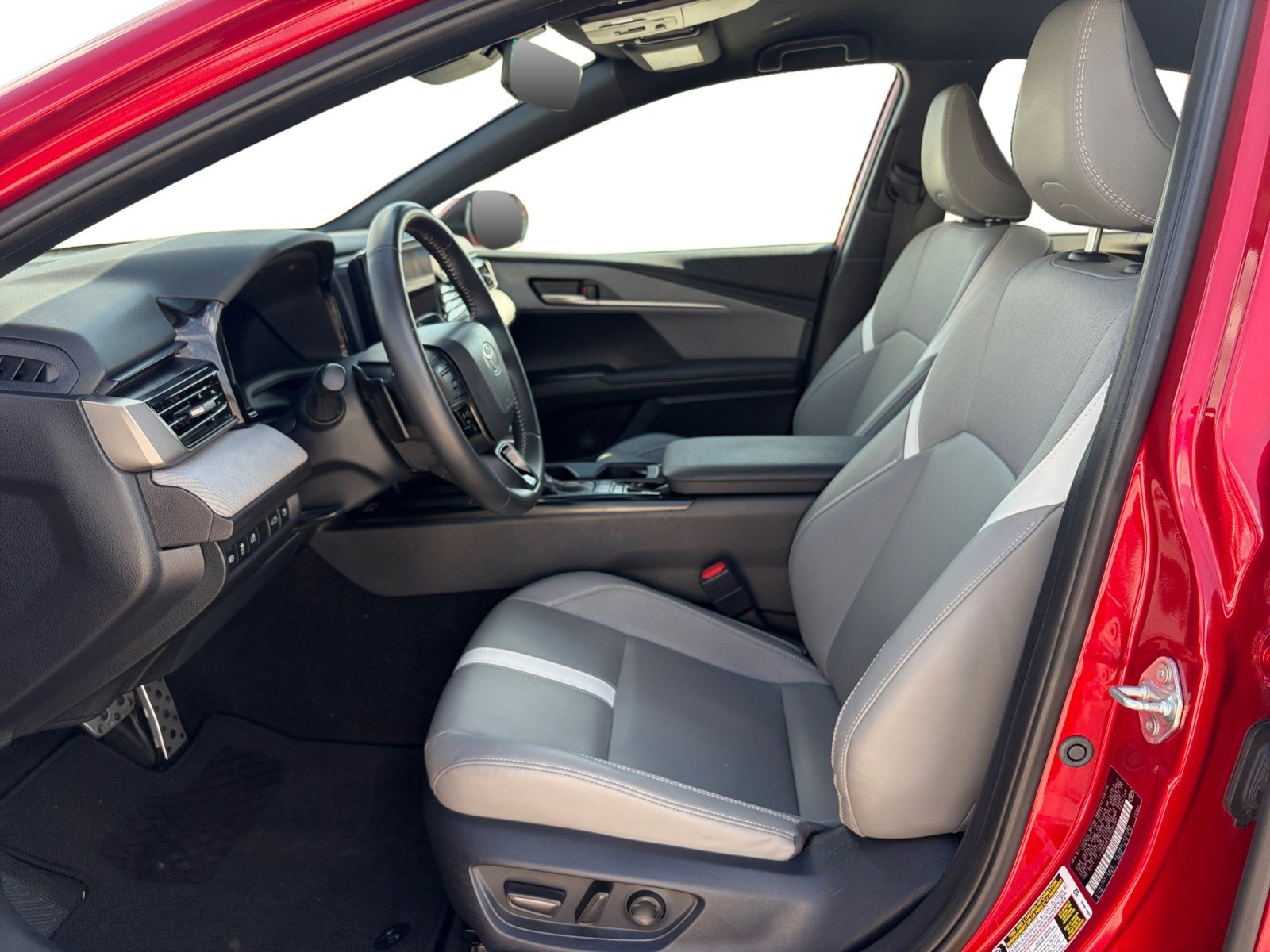Used 2025 Toyota Camry SE FWD image 11