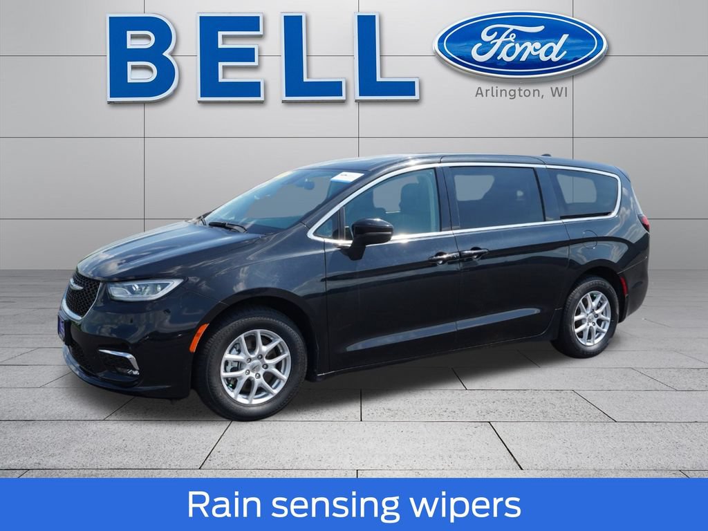 Used 2023 Chrysler Pacifica Touring-L FWD image 9