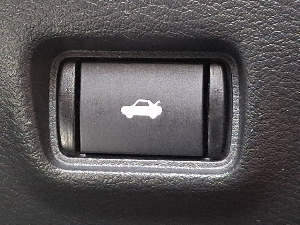 Used 2025 Nissan Sentra SR FWD image 25