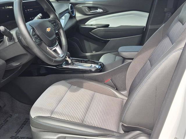 Used 2024 Chevrolet Trax LT w/ LT Convenience Package FWD image 17