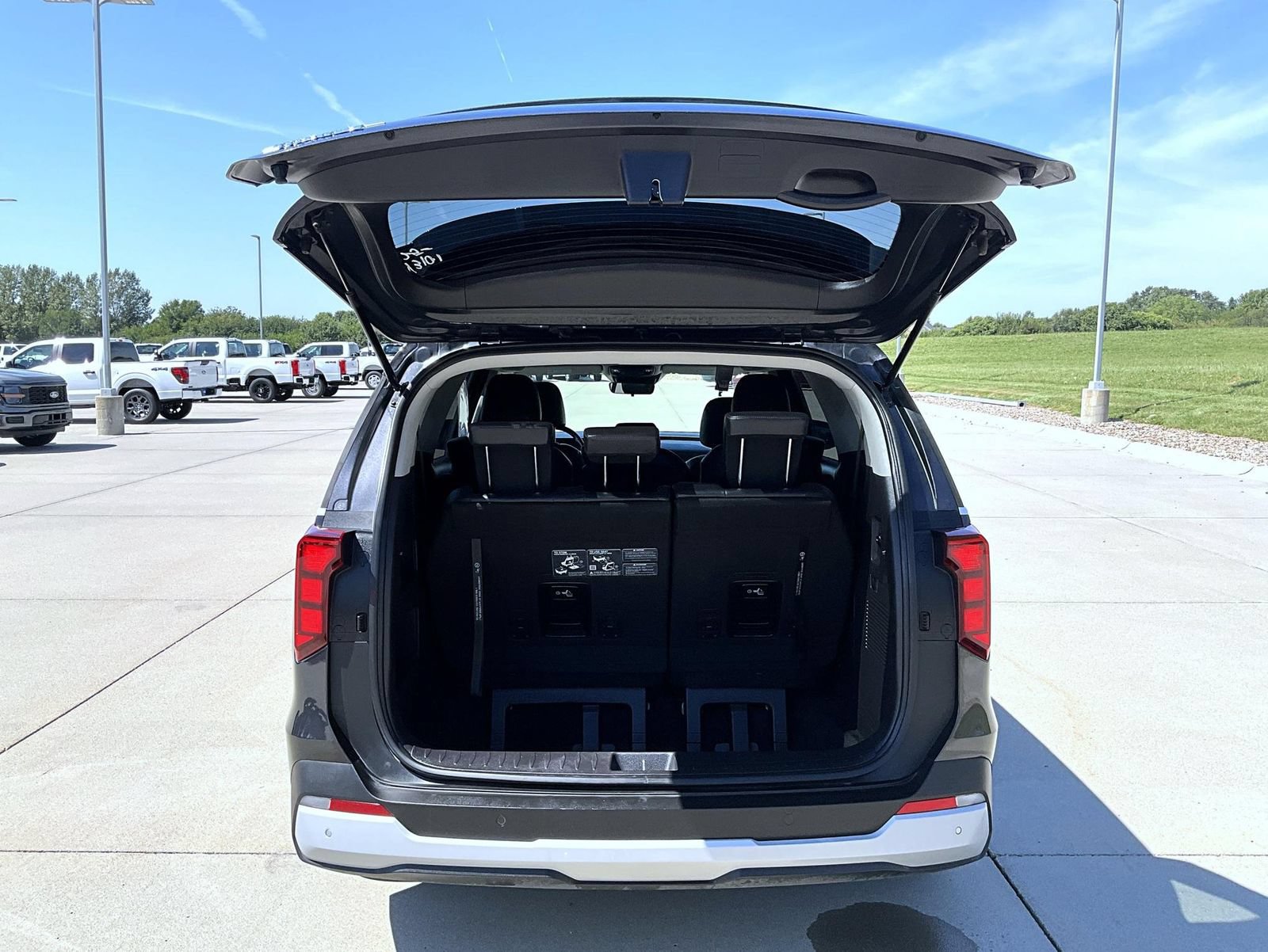 Used 2025 Kia Carnival FWD image 22