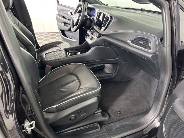 Used 2025 Chrysler Pacifica Limited FWD image 21
