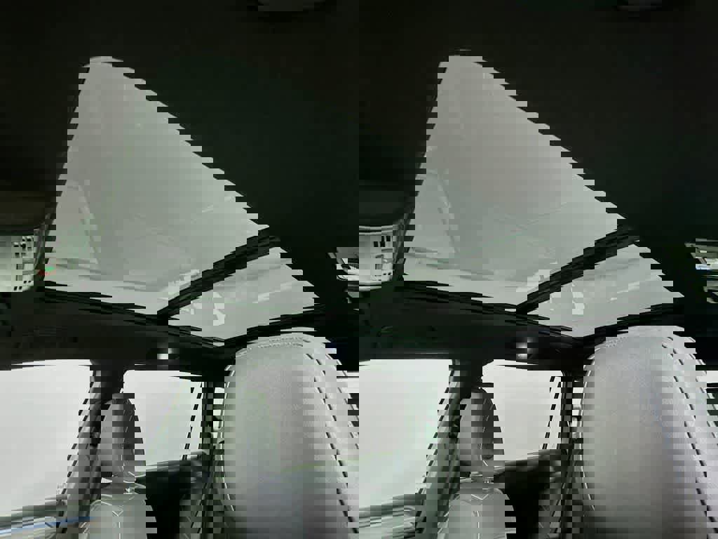 Used 2023 Volkswagen Tiguan SE R-Line image 33