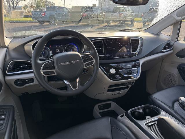 Used 2024 Chrysler Pacifica Touring-L image 17