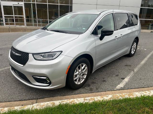 Used 2024 Chrysler Pacifica Touring-L FWD image 3