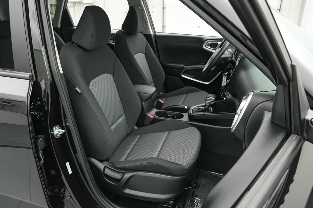 Used 2025 Kia Soul LX FWD image 21