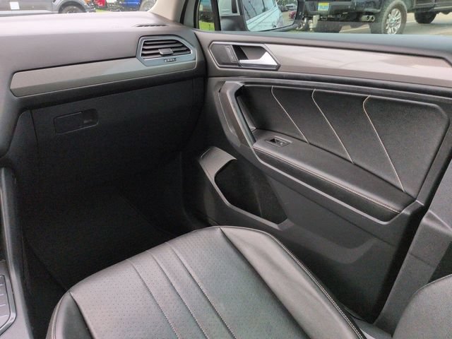 Used 2022 Volkswagen Tiguan SE w/ Panoramic Sunroof Package FWD image 19