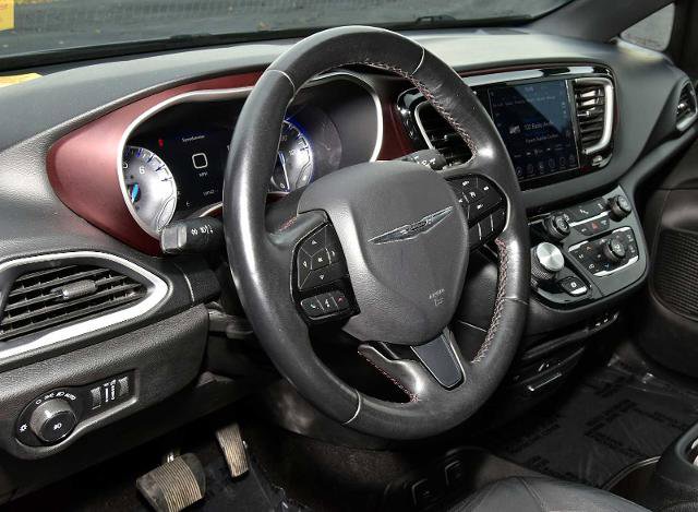 Used 2020 Chrysler Pacifica Touring-L image 15