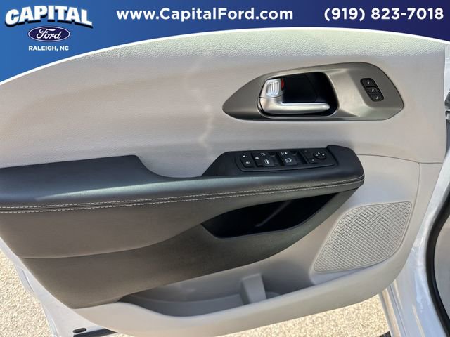 Used 2024 Chrysler Pacifica Touring-L FWD image 19