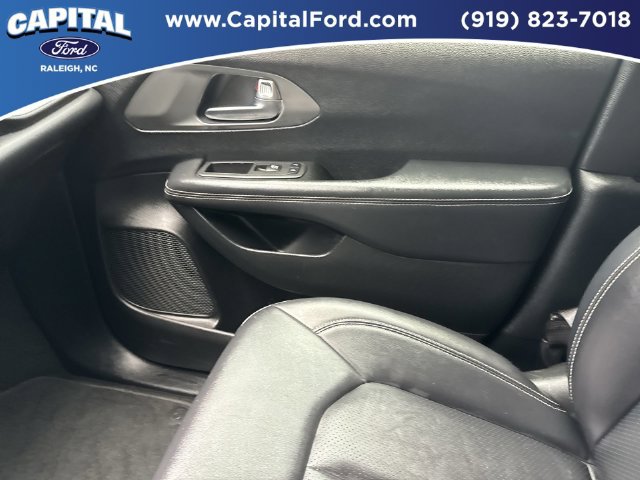 Used 2025 Chrysler Pacifica Select FWD image 27