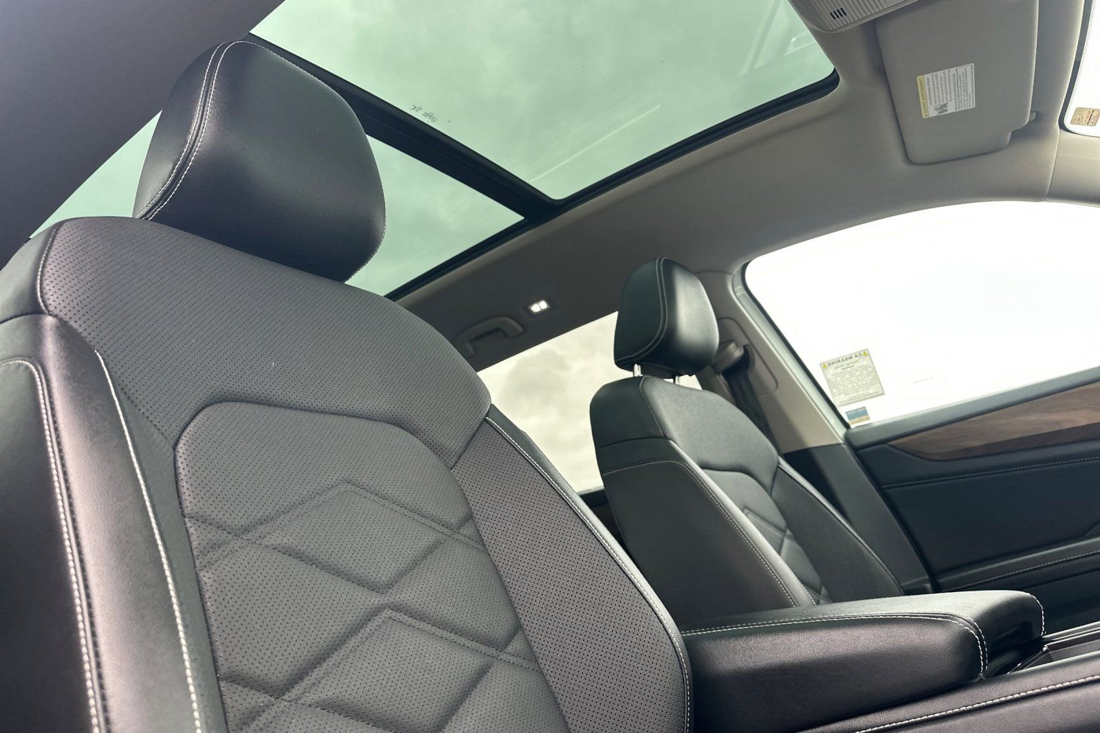 Used 2024 Volkswagen Atlas SE w/ Panoramic Sunroof Package FWD image 17