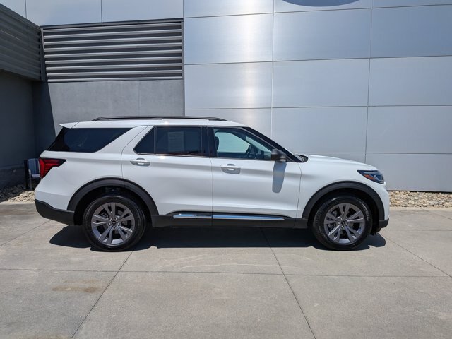 Certified 2025 Ford Explorer Active w/ Active Comfort Package AWD/4WD image 3