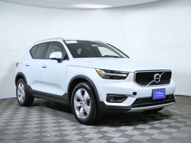 Used 2021 Volvo XC40 T4 Momentum FWD image 1