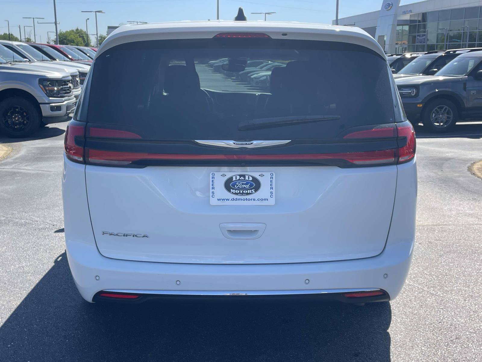 Used 2024 Chrysler Pacifica Touring-L FWD image 5