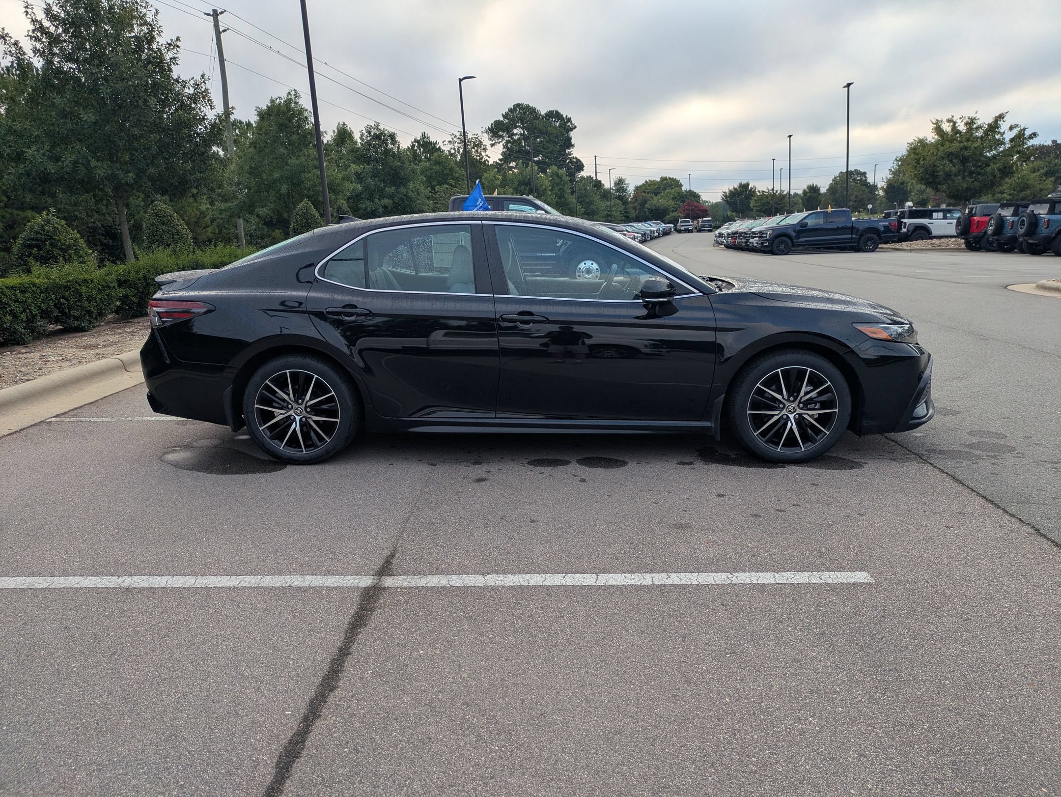 Used 2024 Toyota Camry SE FWD image 3