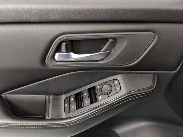 Used 2024 Nissan Rogue SV image 15