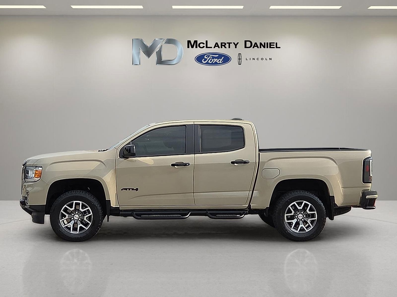 Used 2022 GMC Canyon AT4 w/ Driver Alert Package AWD/4WD image 3