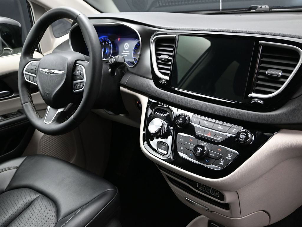 Used 2024 Chrysler Pacifica Touring-L image 10