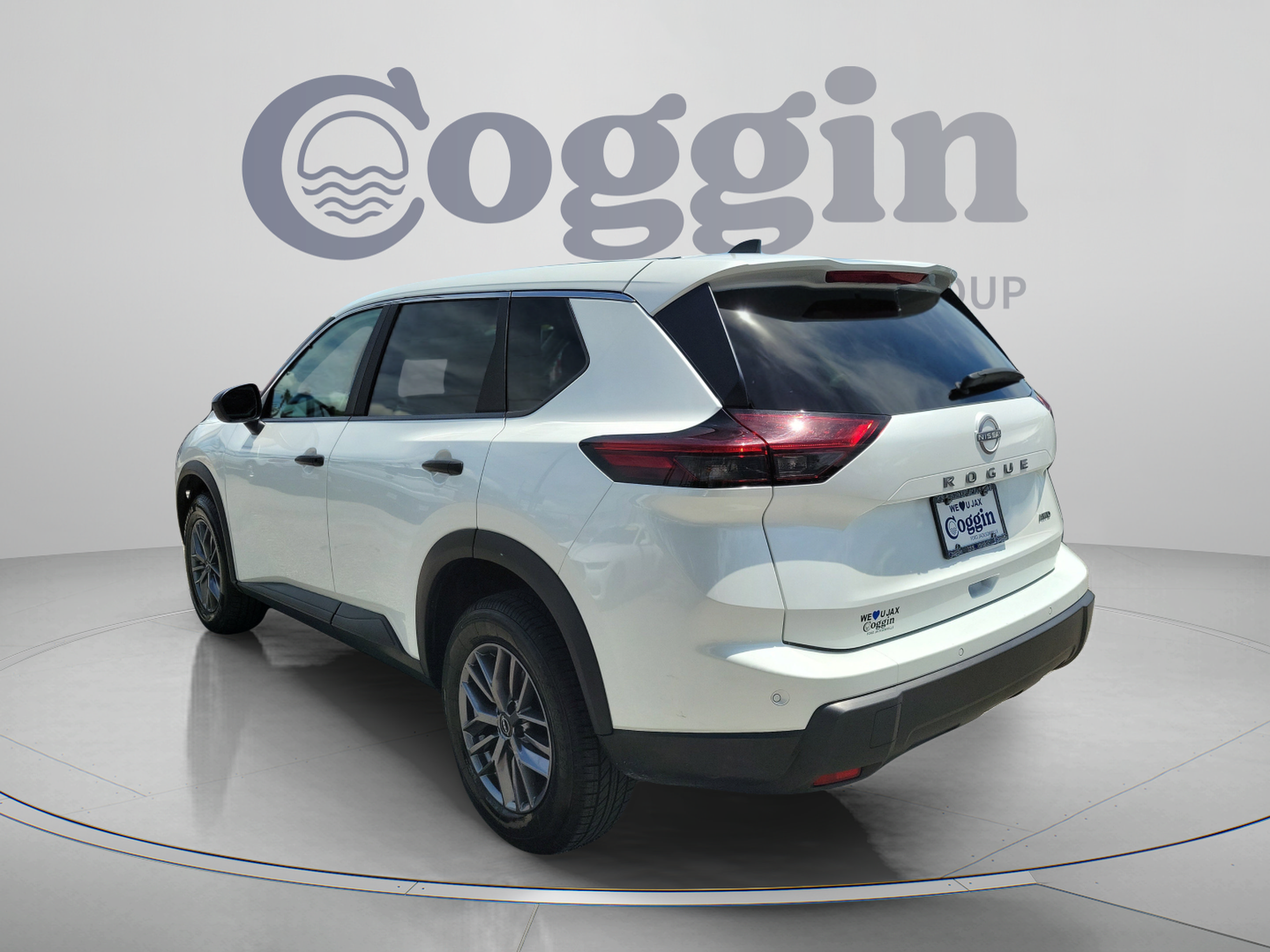 Used 2024 Nissan Rogue S AWD/4WD image 2