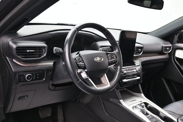 Certified 2024 Ford Explorer Platinum w/ Technology Package AWD/4WD image 16