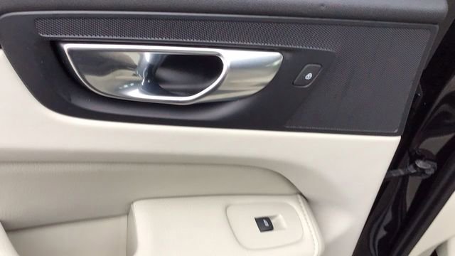 Used 2022 Volvo XC60 B5 Momentum w/ Climate Package image 15