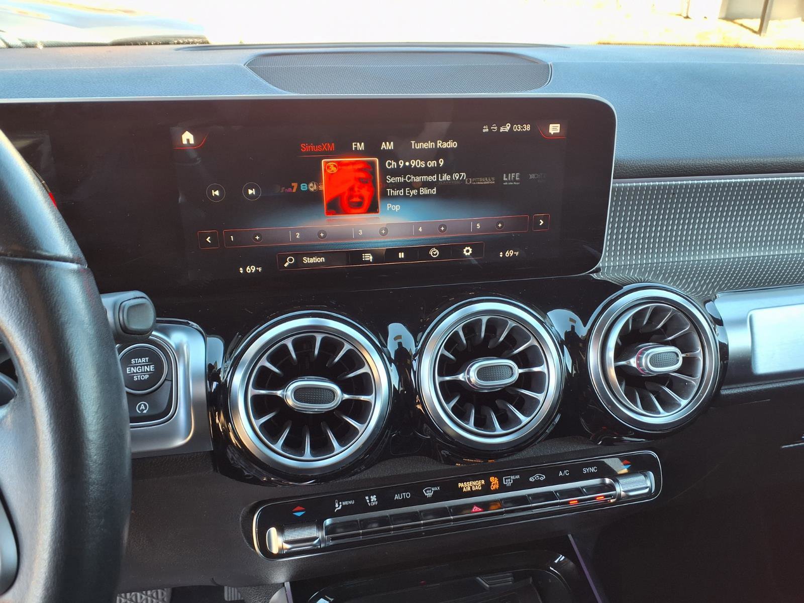 Used 2021 Mercedes-Benz GLB 250 4MATIC image 26