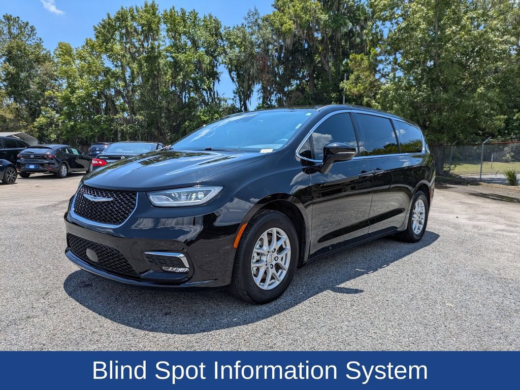 Used 2025 Chrysler Pacifica Select FWD image 9