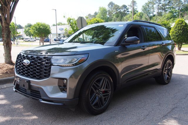 Certified 2025 Ford Explorer ST-Line w/ Premium Package AWD/4WD image 3