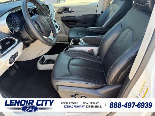 Used 2024 Chrysler Pacifica Touring-L FWD image 10