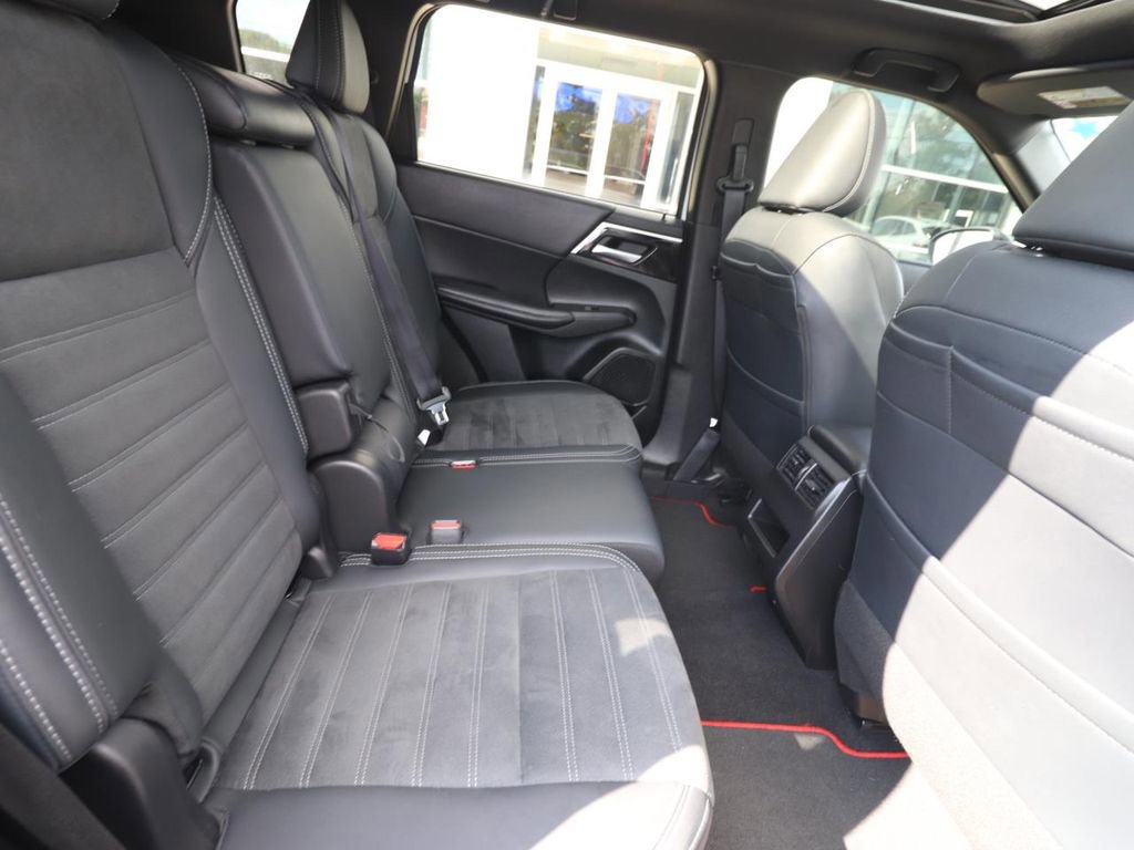 Used 2024 Mitsubishi Outlander SE Black Edition image 24