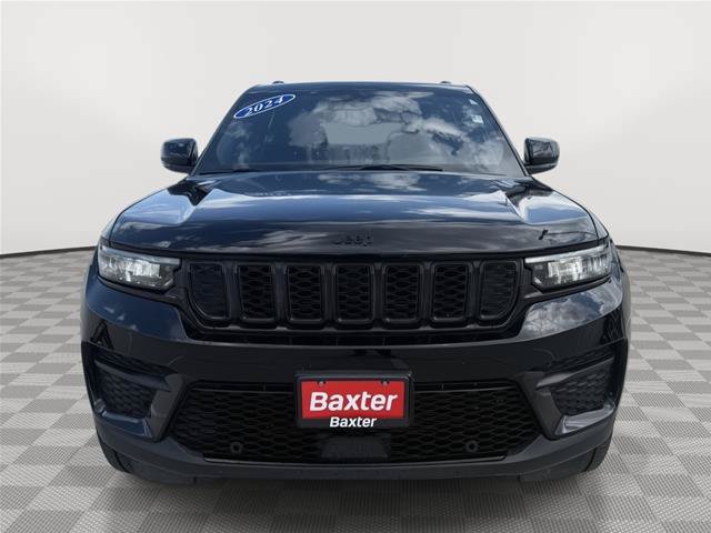 Used 2024 Jeep Grand Cherokee Altitude AWD/4WD image 2
