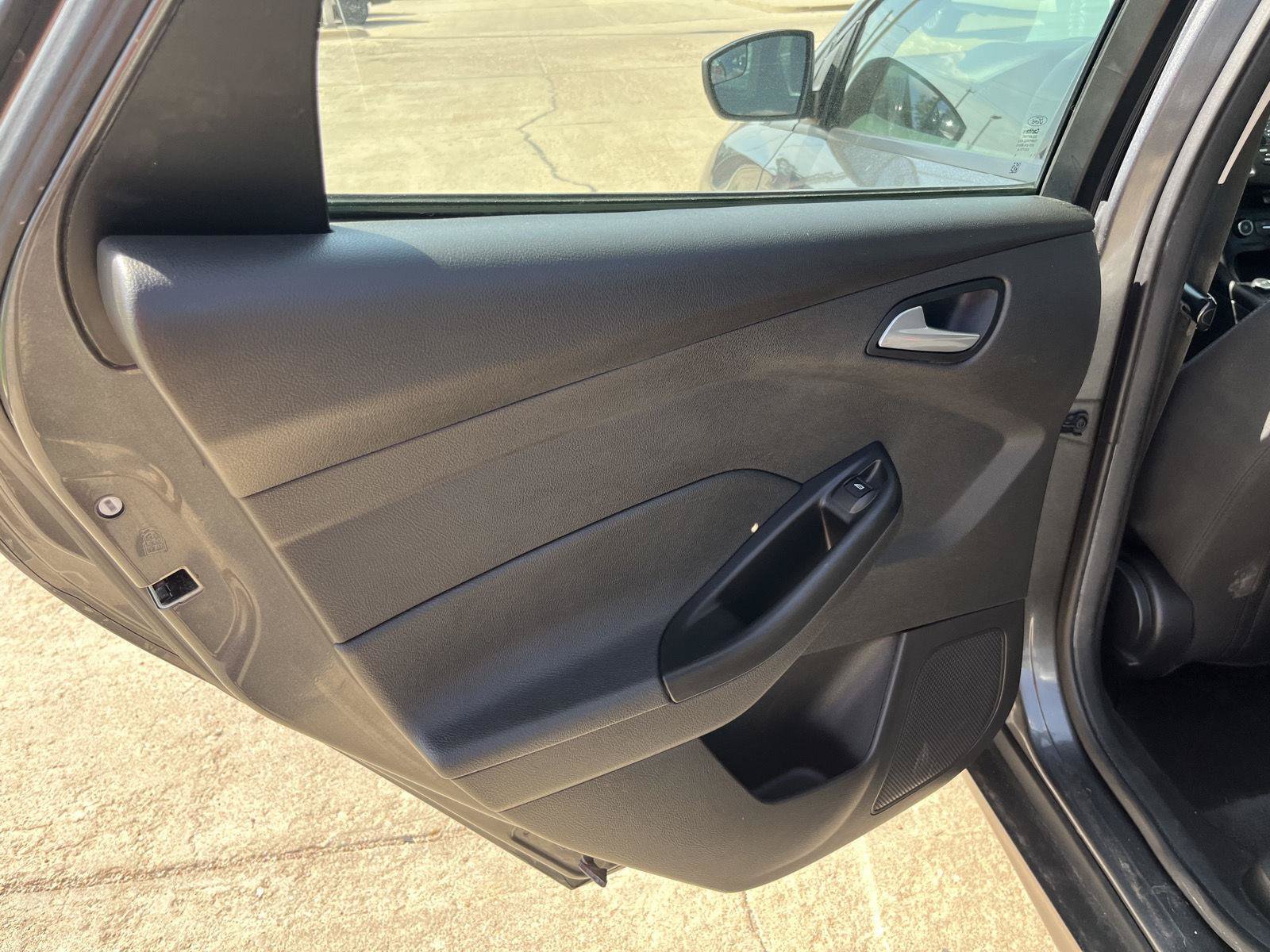 Certified 2018 Ford Focus SE FWD image 12