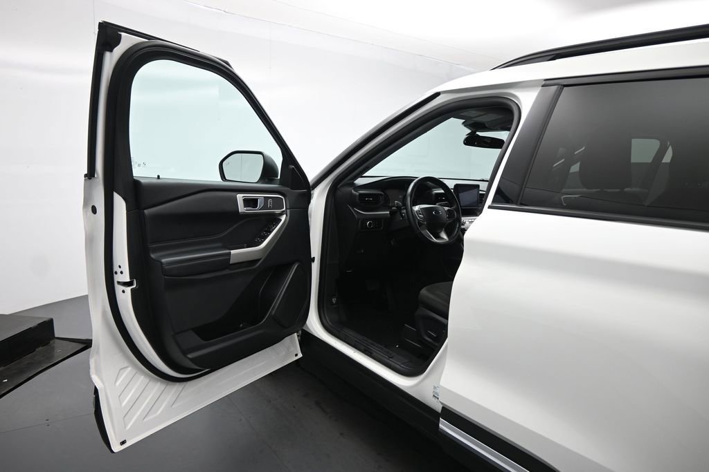 Certified 2024 Ford Explorer XLT RWD image 8