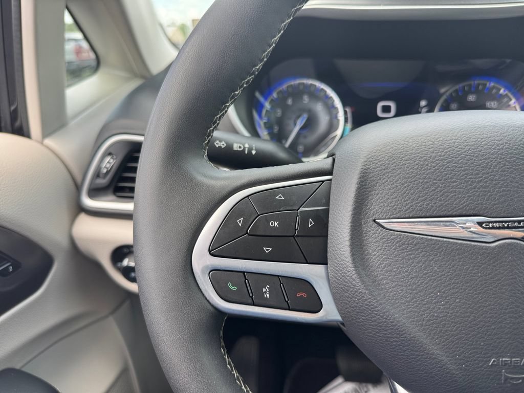 Used 2024 Chrysler Pacifica Touring-L FWD image 38