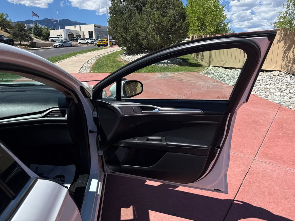 Certified 2018 Ford Fusion SE w/ Fusion SE Technology Package FWD image 29