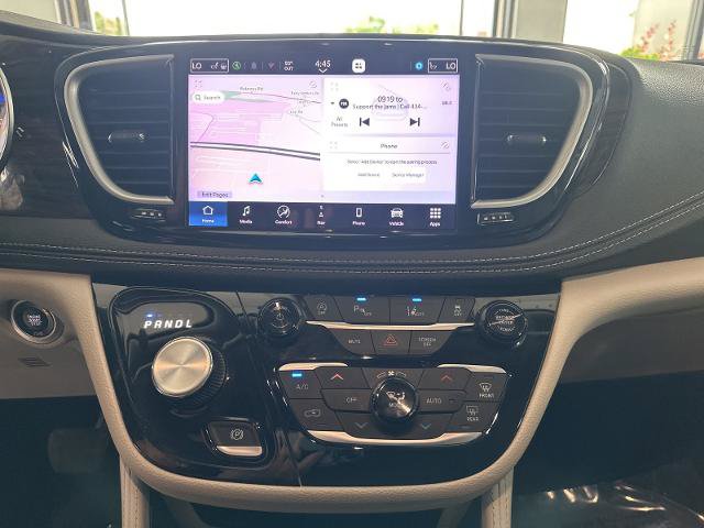 Used 2023 Chrysler Pacifica Limited FWD image 5