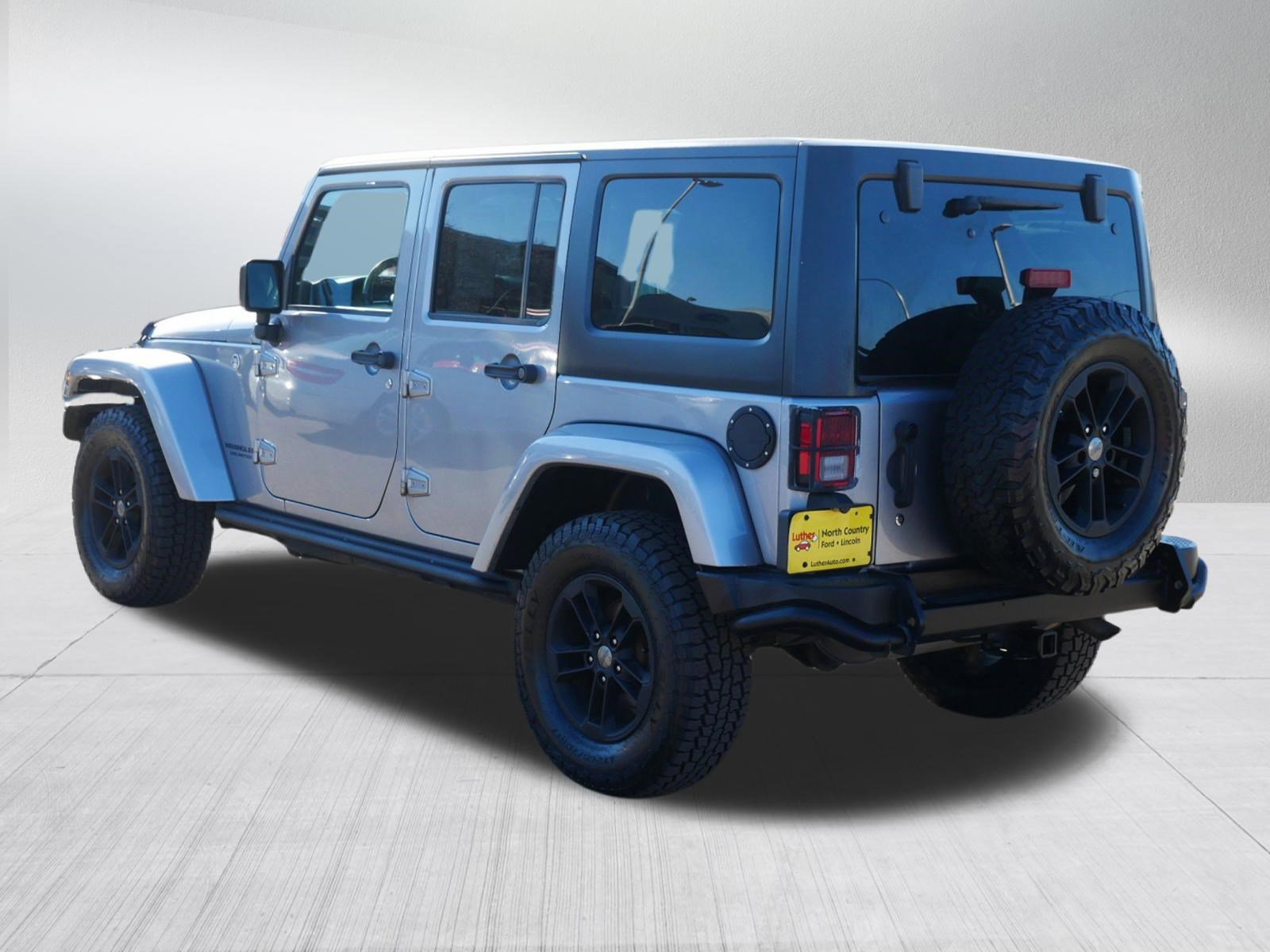 Used 2017 Jeep Wrangler Unlimited Sahara AWD/4WD image 3