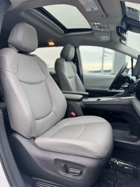 Used 2025 Toyota Sienna XLE image 33