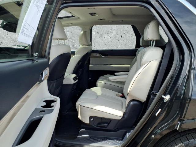 Used 2022 Hyundai Palisade Limited w/ Winter Package AWD/4WD image 12