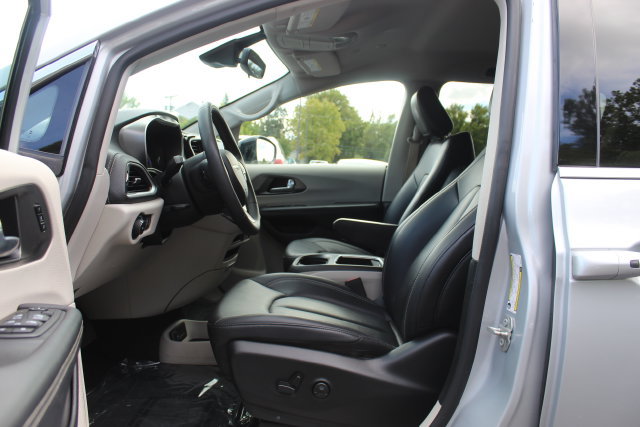 Used 2024 Chrysler Pacifica Limited FWD image 25