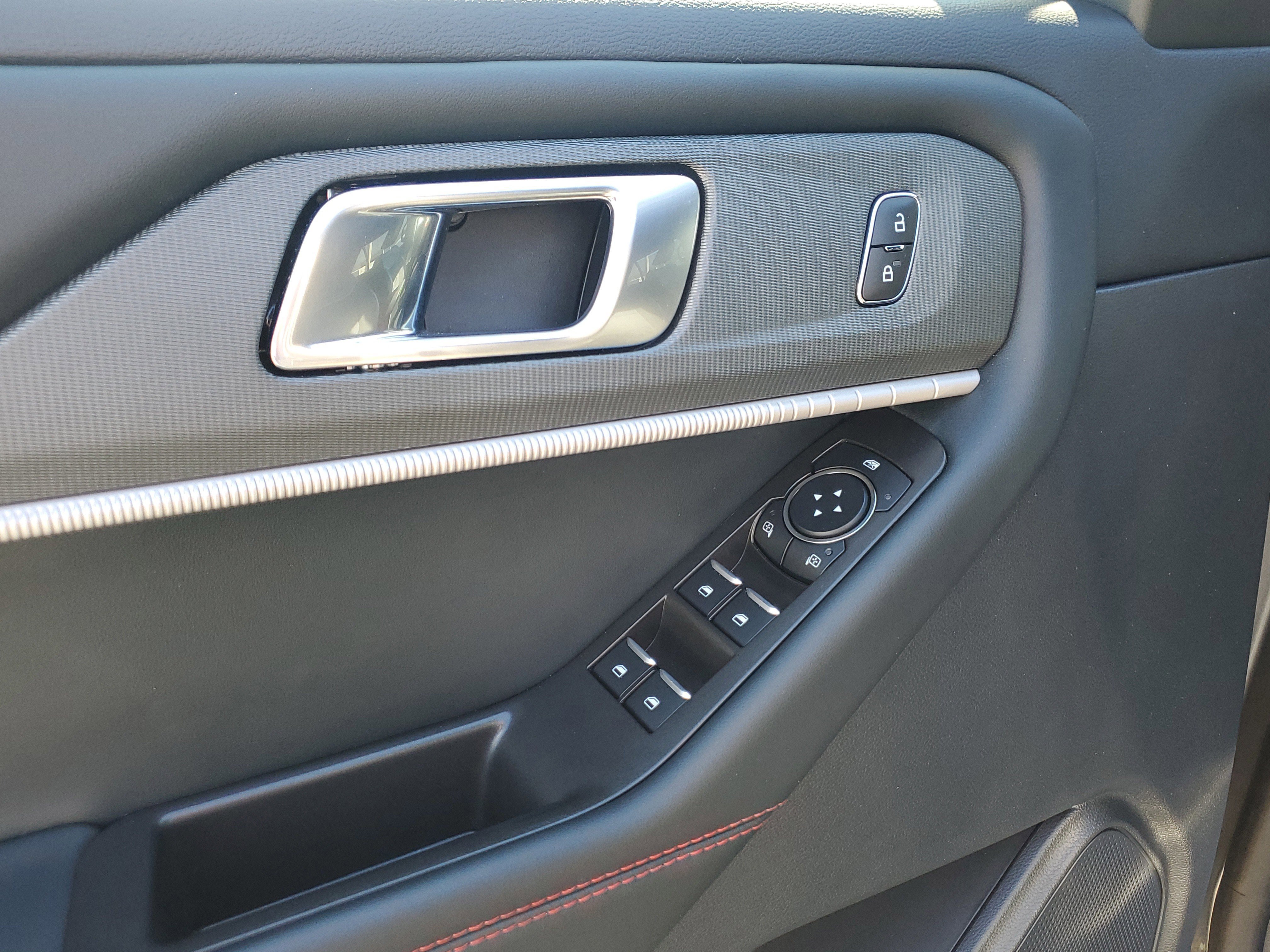 Certified 2025 Ford Explorer ST-Line image 21