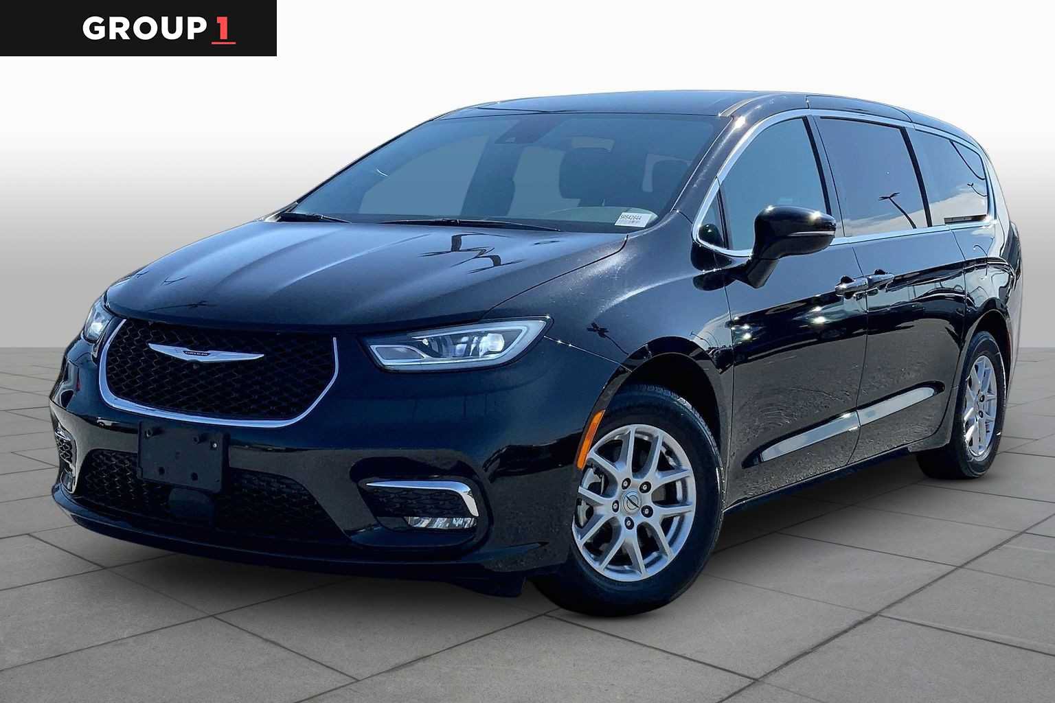 Used 2025 Chrysler Pacifica Select
