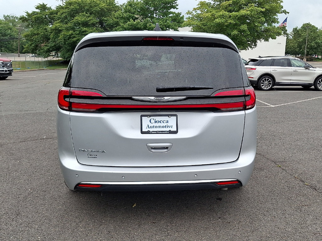 Used 2024 Chrysler Pacifica Touring-L FWD image 8
